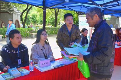 清城區統計局積極參與2017年‘12.4’國家憲法日暨全國法制宣傳法律咨詢活動，提供專業社會經濟咨詢服務